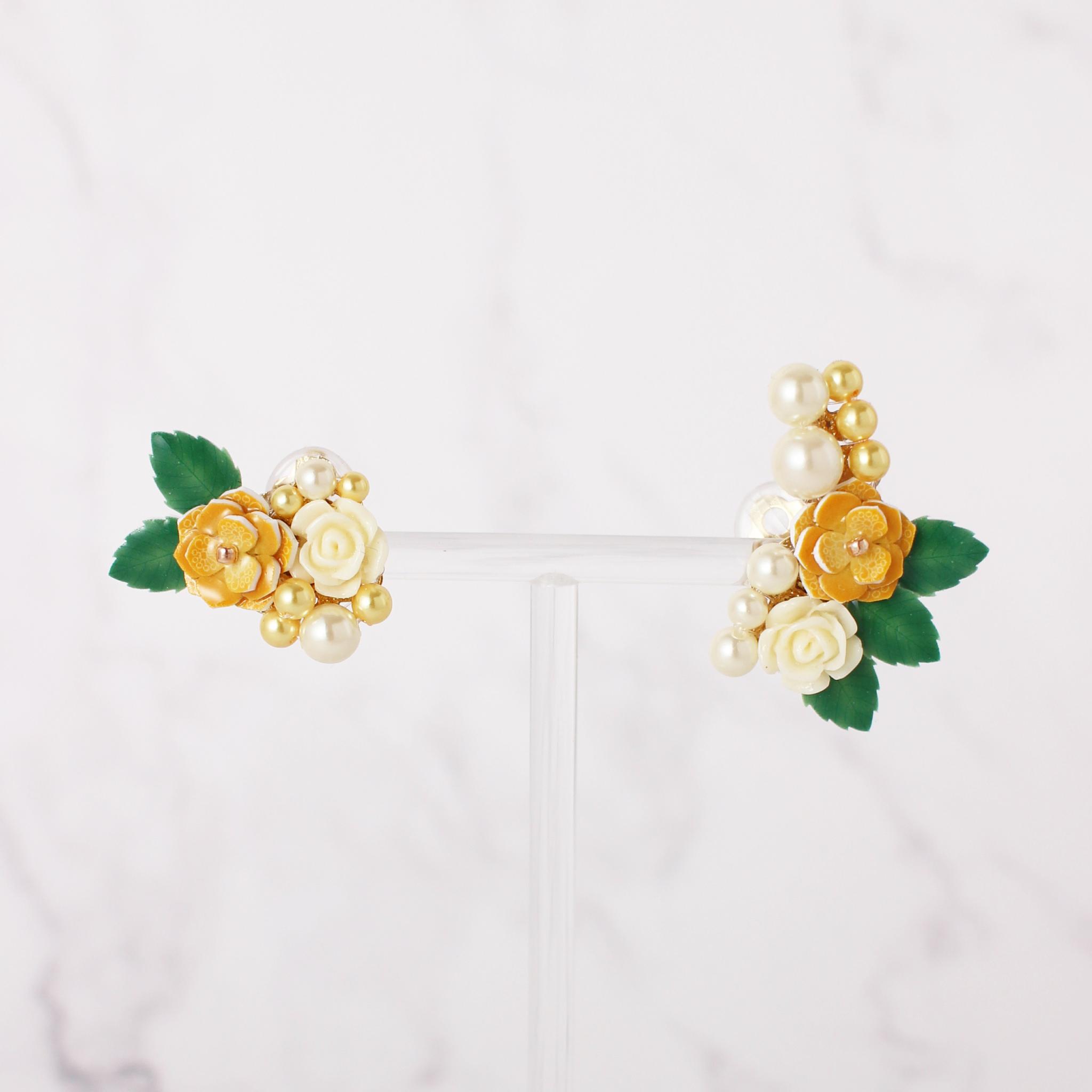 リンゴのレース柄のバラ アシンメトリー ピアス／イヤリング（イエロー）1枚目の画像