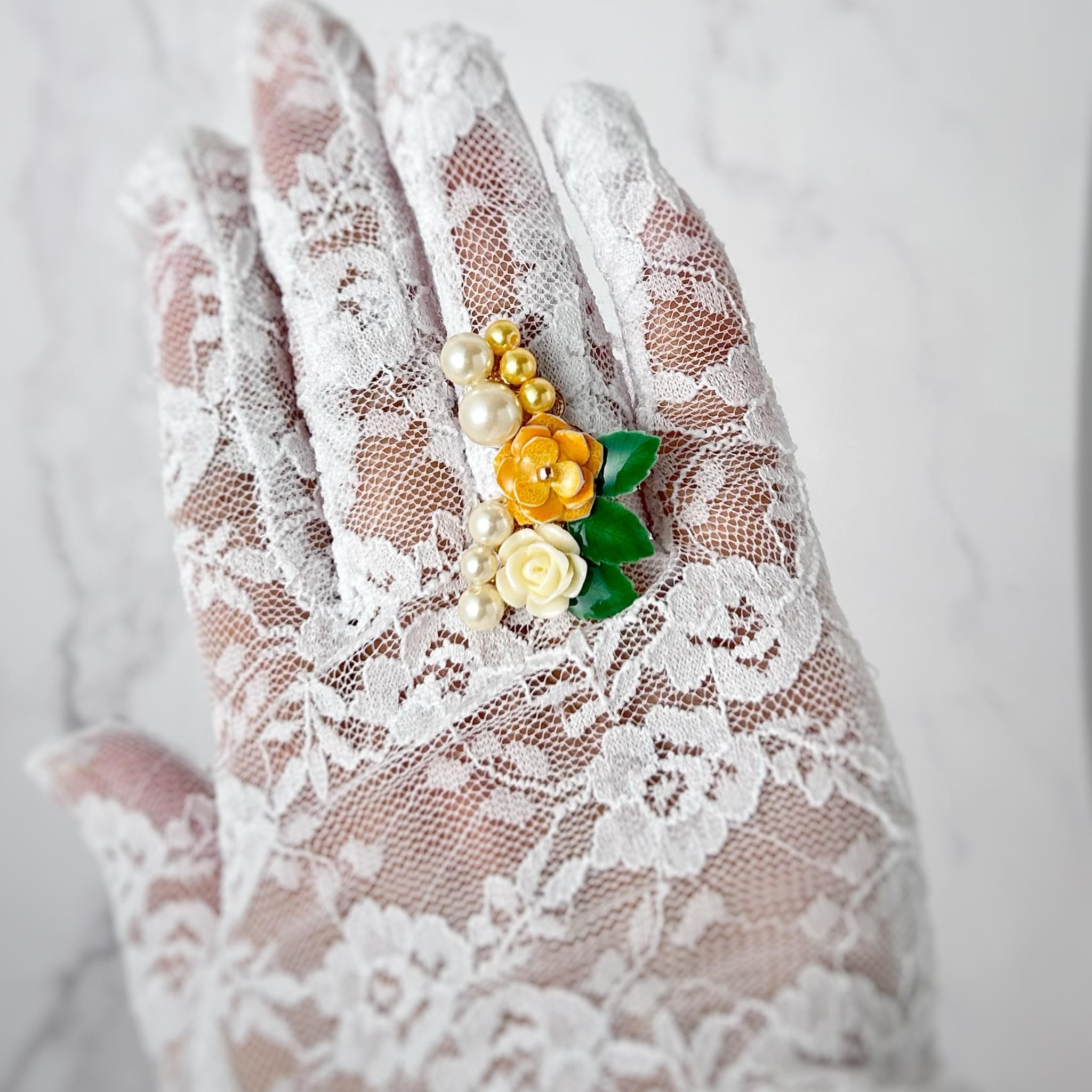 リンゴのレース柄のバラ アシンメトリー リング（イエロー） | 3枚目