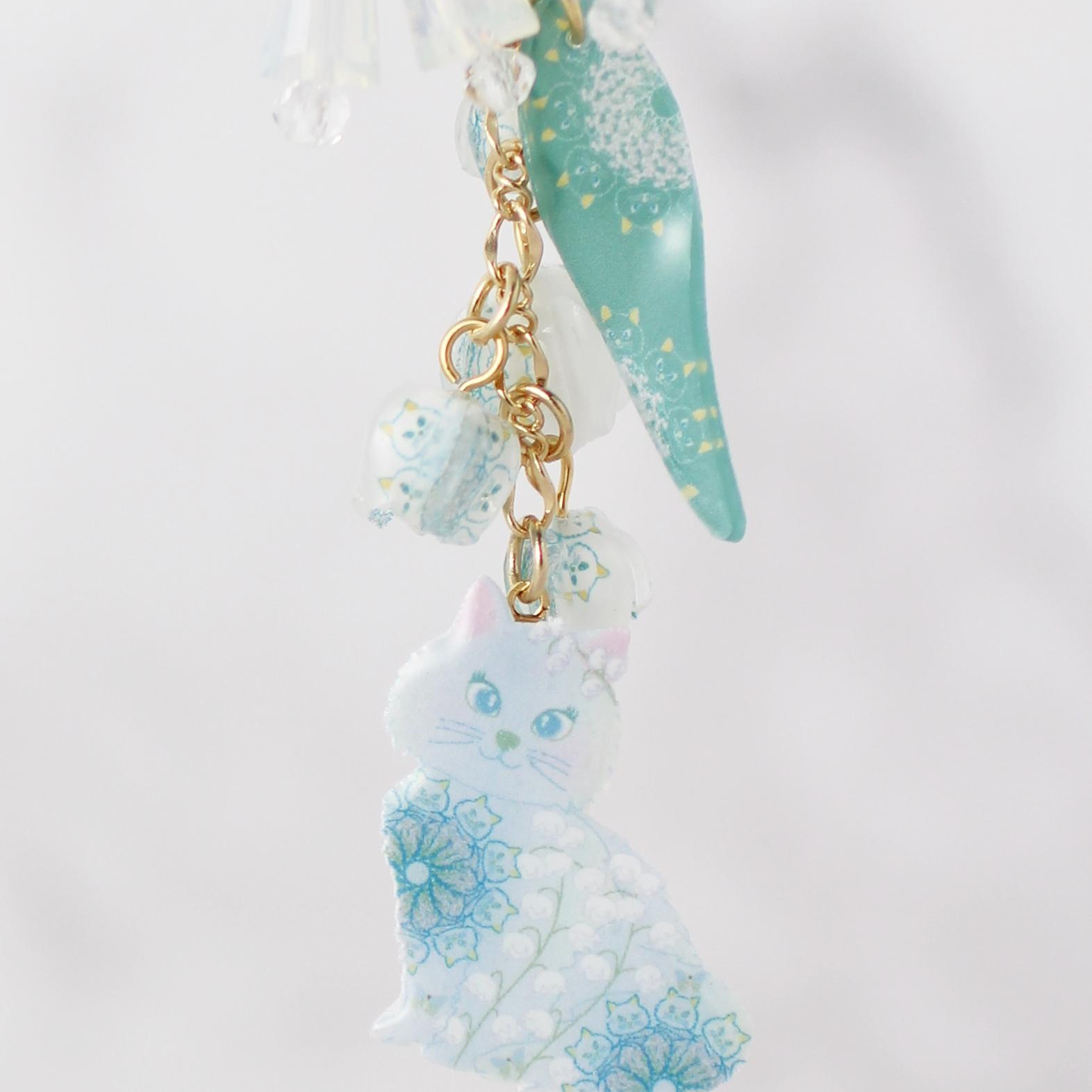 すずらん×ねこ 2wayアシンメトリーピアス／イヤリング｜揺れる鈴蘭と猫のトリックアートアクセサリー | 4枚目